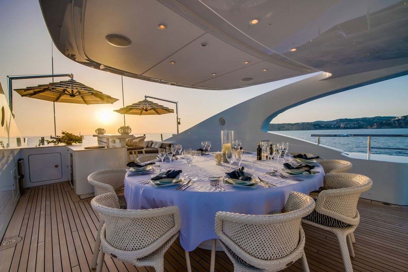 https://s3.amazonaws.com/boss.yatco.com/ForCharter/Vessel/Photo/3809/large_41193.jpg