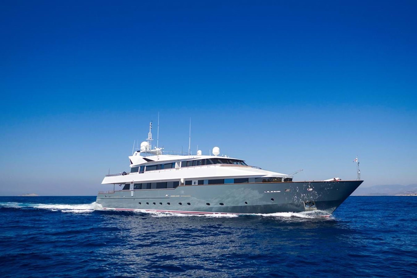 https://s3.amazonaws.com/boss.yatco.com/ForCharter/Vessel/Photo/3813/large_41265.jpg