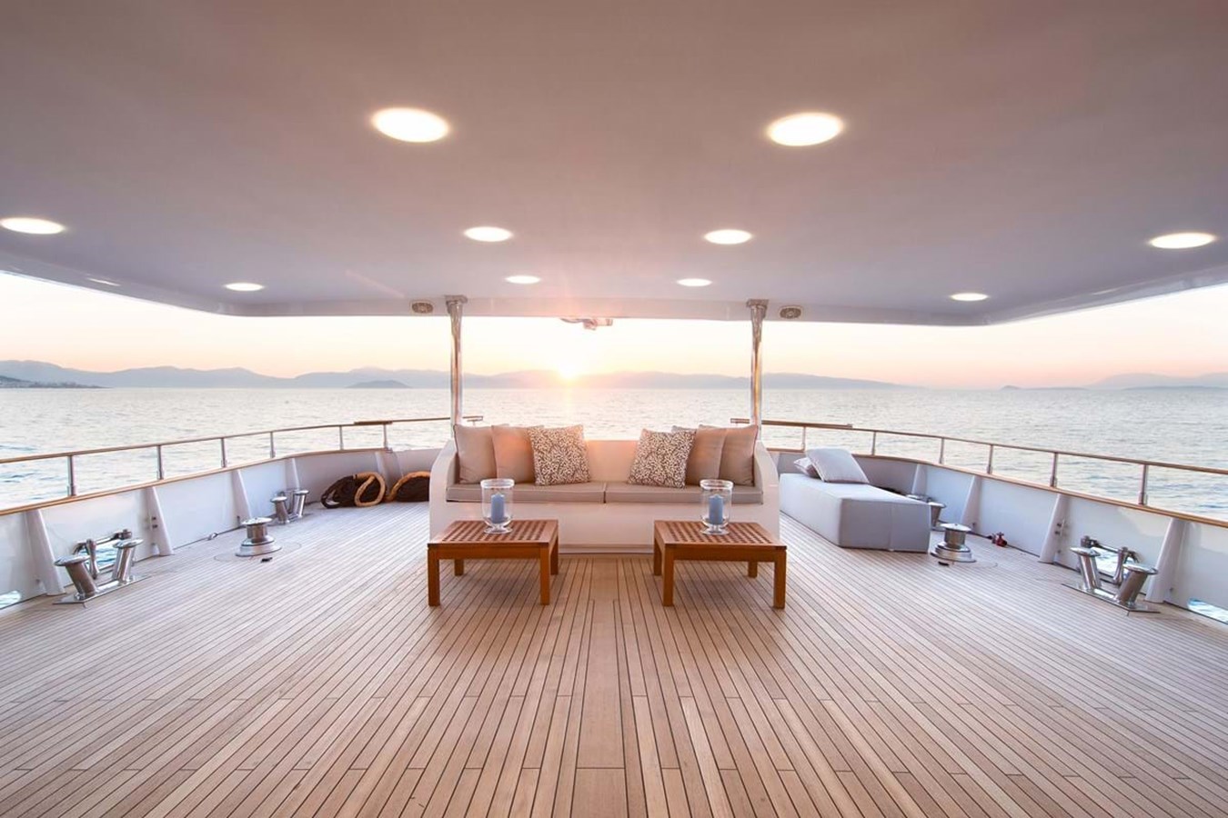 https://s3.amazonaws.com/boss.yatco.com/ForCharter/Vessel/Photo/3813/large_41271.jpg