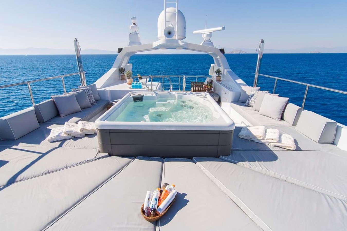 https://s3.amazonaws.com/boss.yatco.com/ForCharter/Vessel/Photo/3813/large_41274.jpg
