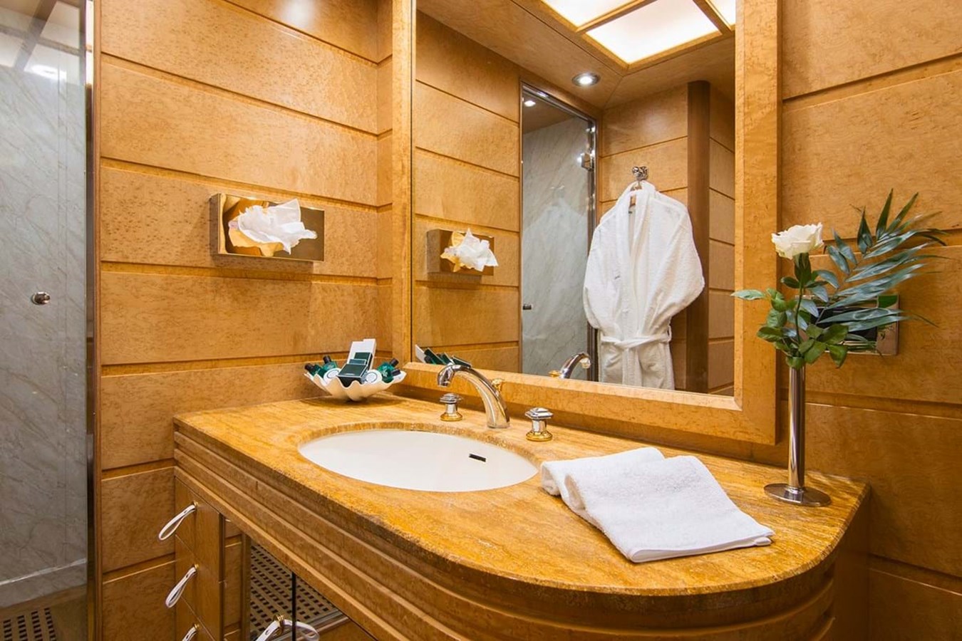 https://s3.amazonaws.com/boss.yatco.com/ForCharter/Vessel/Photo/3813/large_41275.jpg