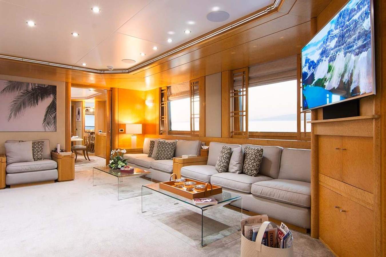 https://s3.amazonaws.com/boss.yatco.com/ForCharter/Vessel/Photo/3813/large_41283.jpg