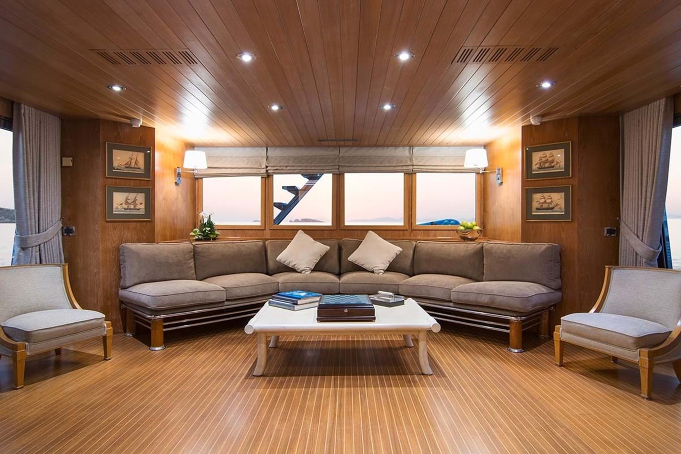 https://s3.amazonaws.com/boss.yatco.com/ForCharter/Vessel/Photo/3813/large_41286.jpg