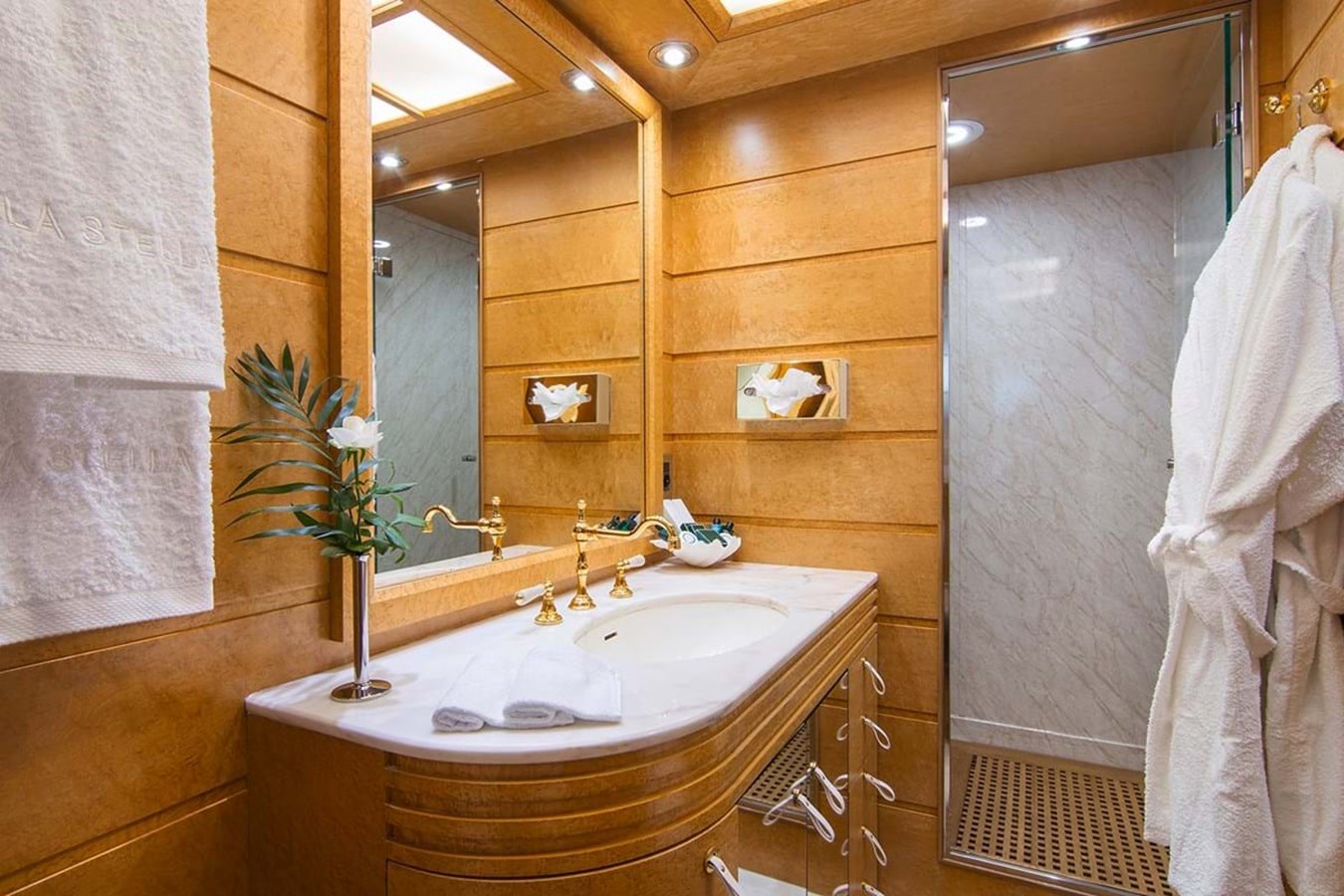 https://s3.amazonaws.com/boss.yatco.com/ForCharter/Vessel/Photo/3813/large_41287.jpg