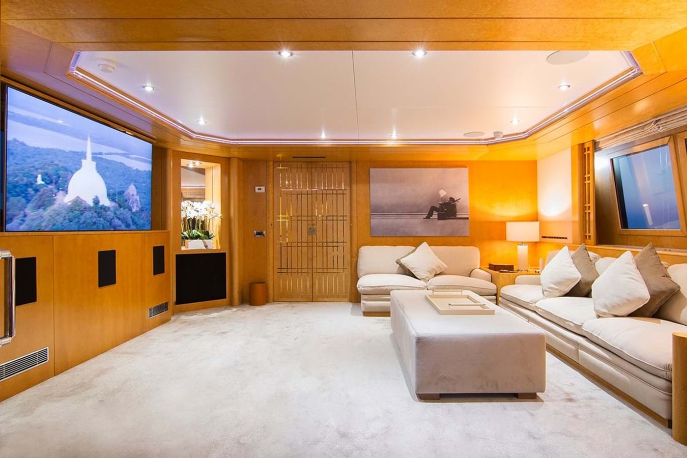 https://s3.amazonaws.com/boss.yatco.com/ForCharter/Vessel/Photo/3813/large_41289.jpg