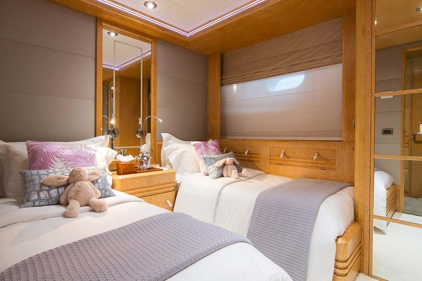 https://s3.amazonaws.com/boss.yatco.com/ForCharter/Vessel/Photo/3813/large_41290.jpg