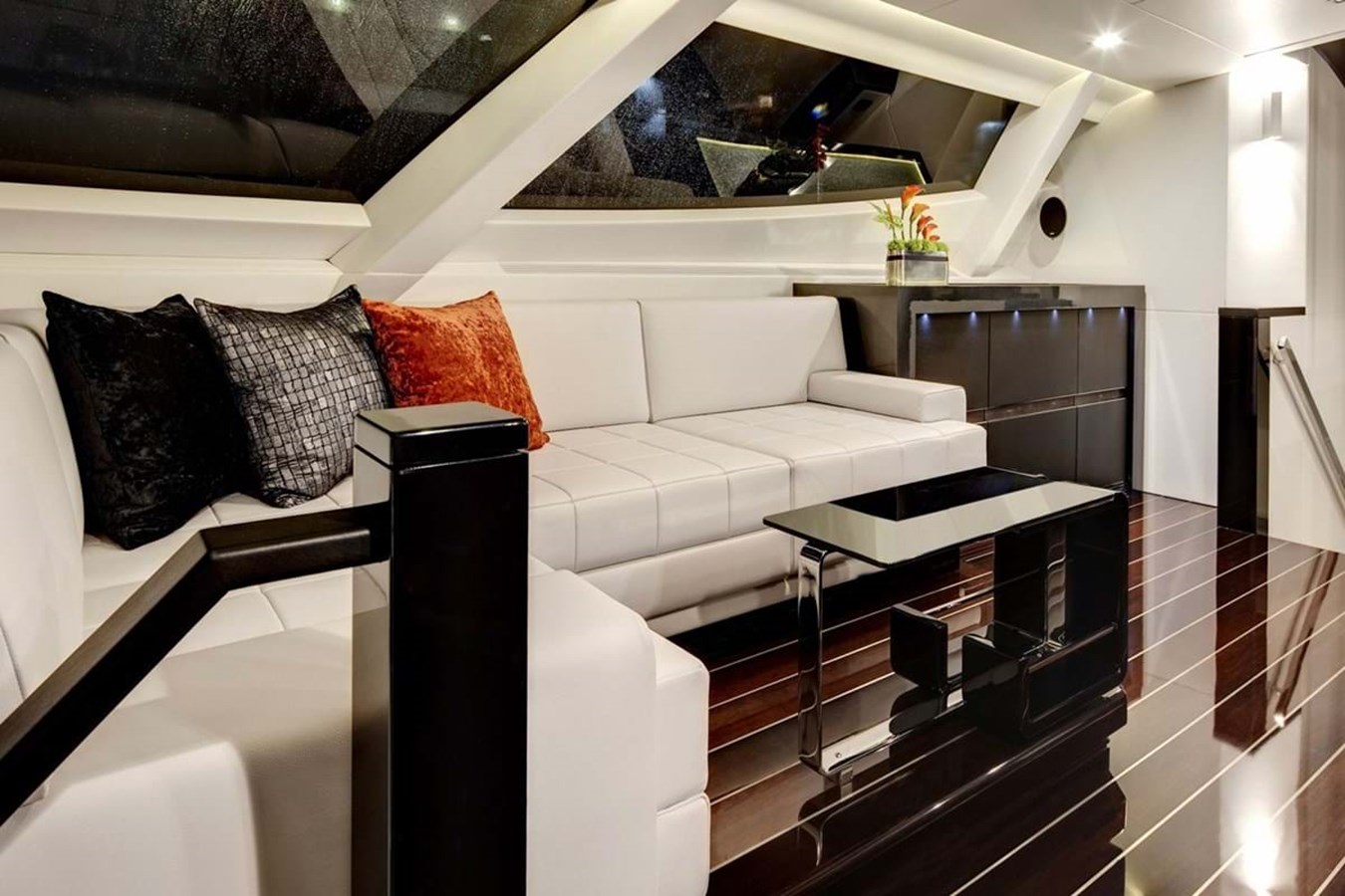 https://s3.amazonaws.com/boss.yatco.com/ForCharter/Vessel/Photo/3826/large_41758.jpg