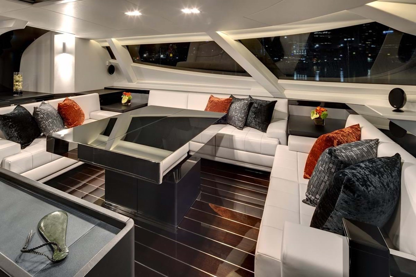 https://s3.amazonaws.com/boss.yatco.com/ForCharter/Vessel/Photo/3826/large_41765.jpg