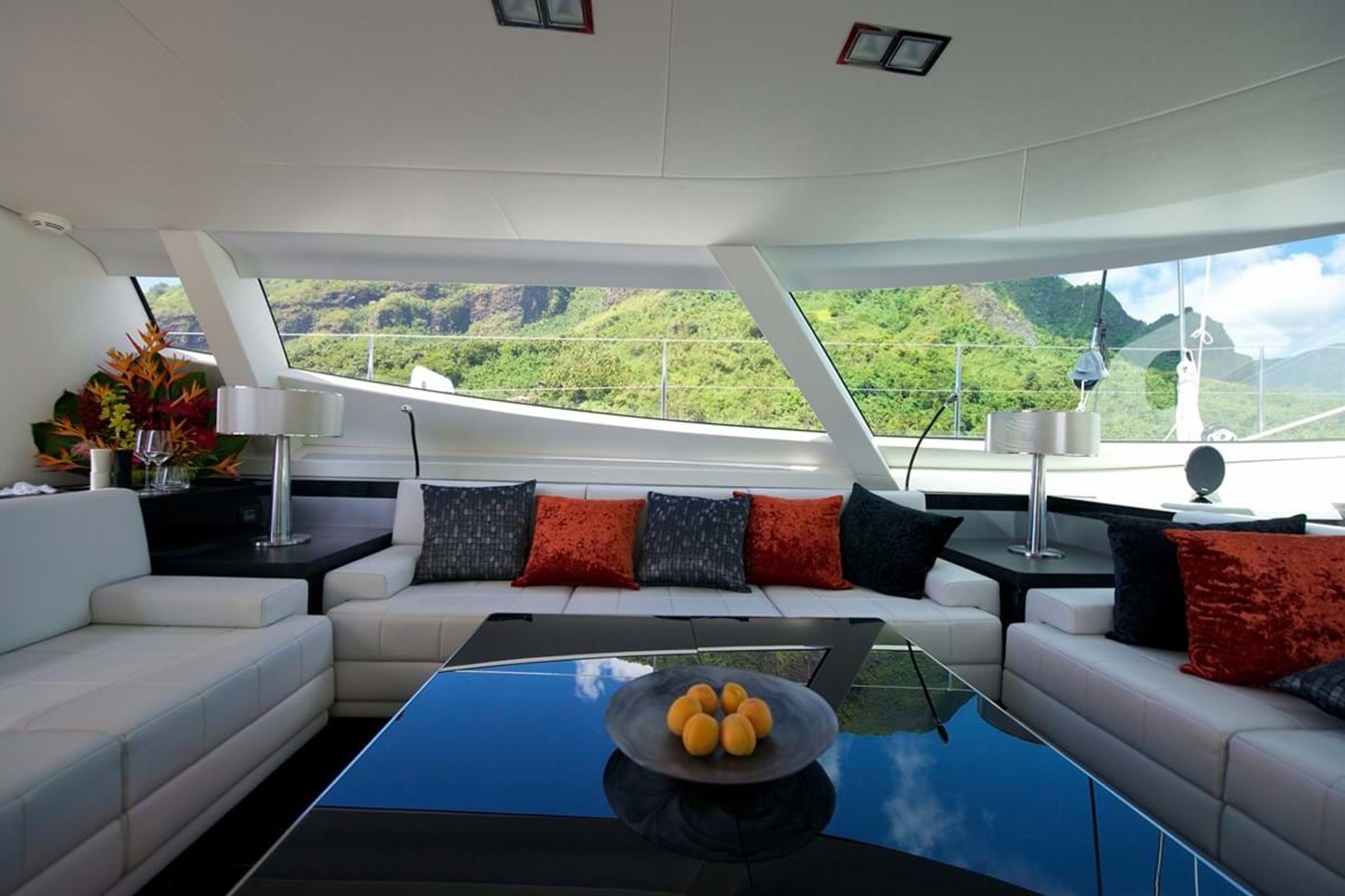 https://s3.amazonaws.com/boss.yatco.com/ForCharter/Vessel/Photo/3826/large_41767.jpg