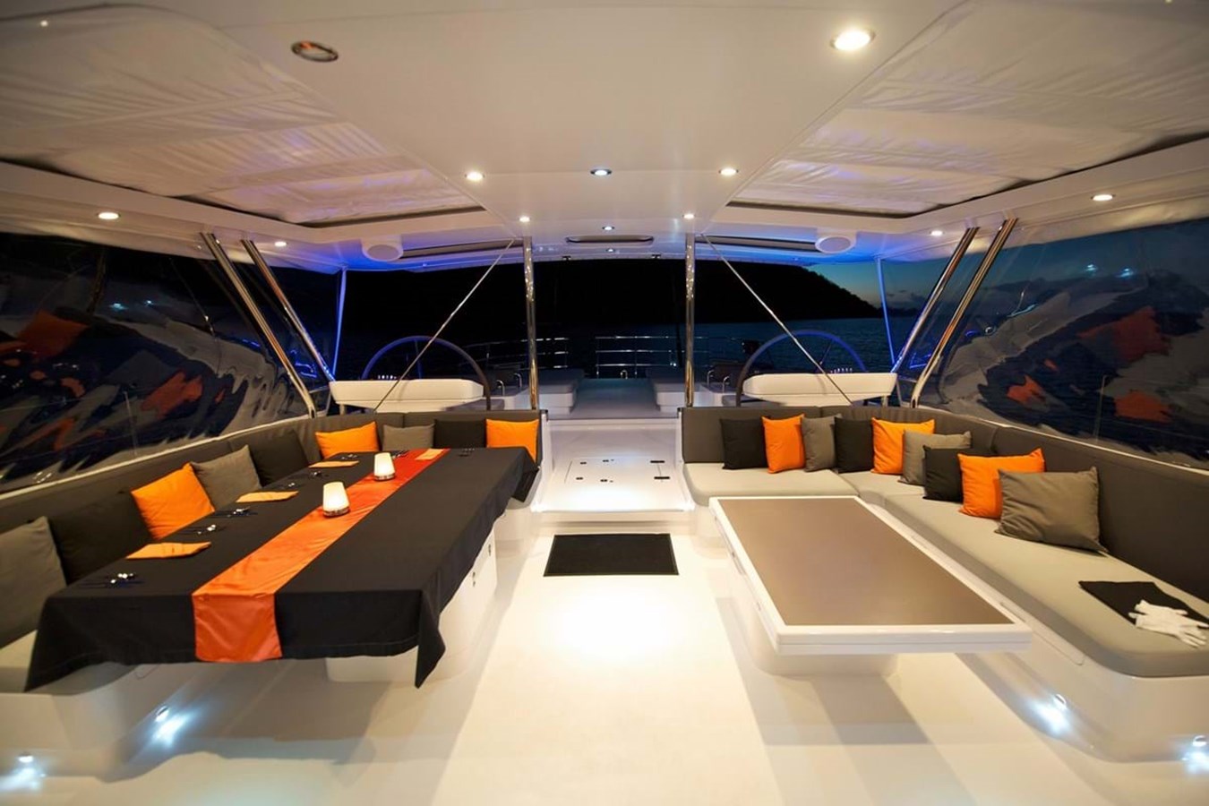 https://s3.amazonaws.com/boss.yatco.com/ForCharter/Vessel/Photo/3826/large_41769.jpg