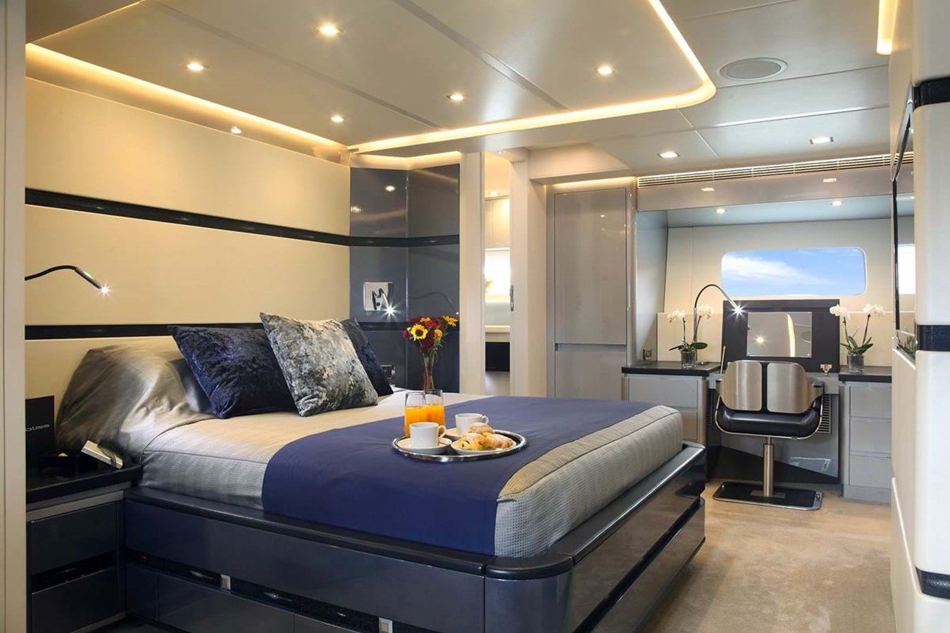 https://s3.amazonaws.com/boss.yatco.com/ForCharter/Vessel/Photo/3826/large_41770.jpg
