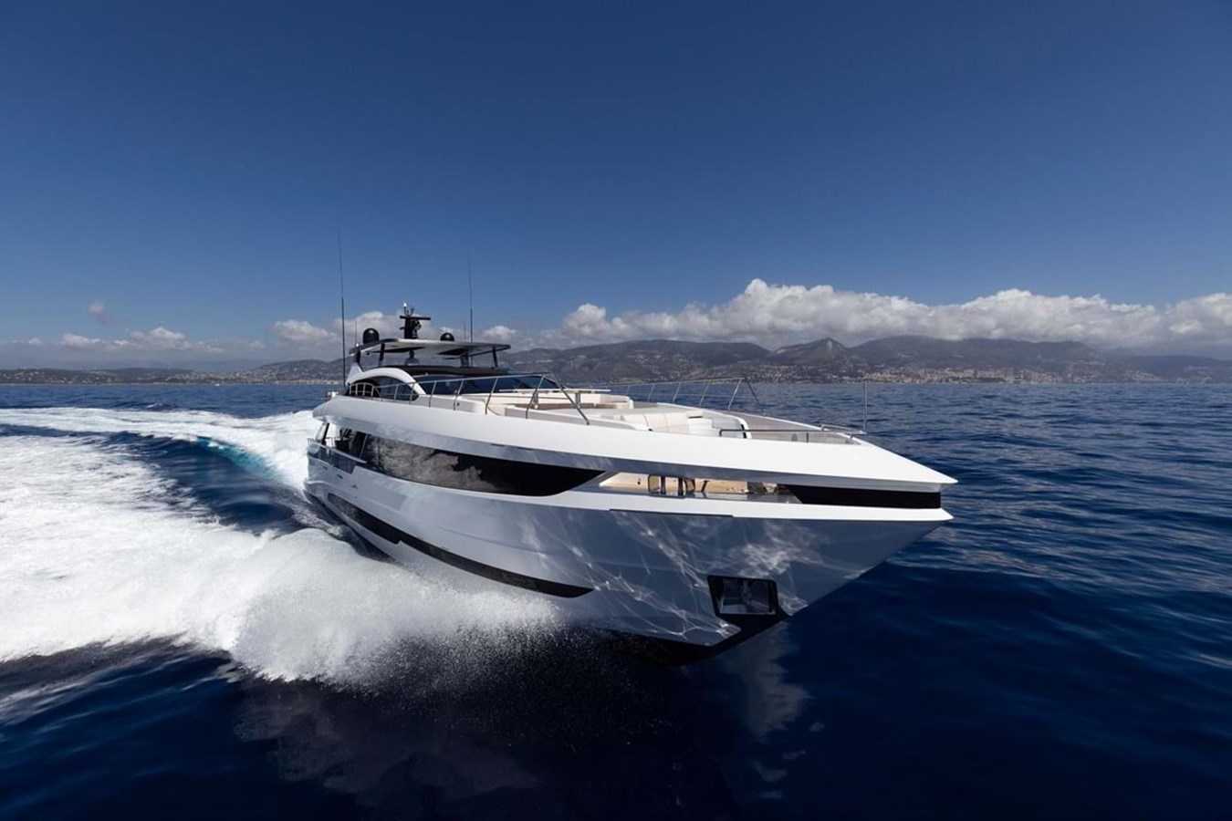 https://s3.amazonaws.com/boss.yatco.com/ForCharter/Vessel/Photo/3830/large_41841.jpg