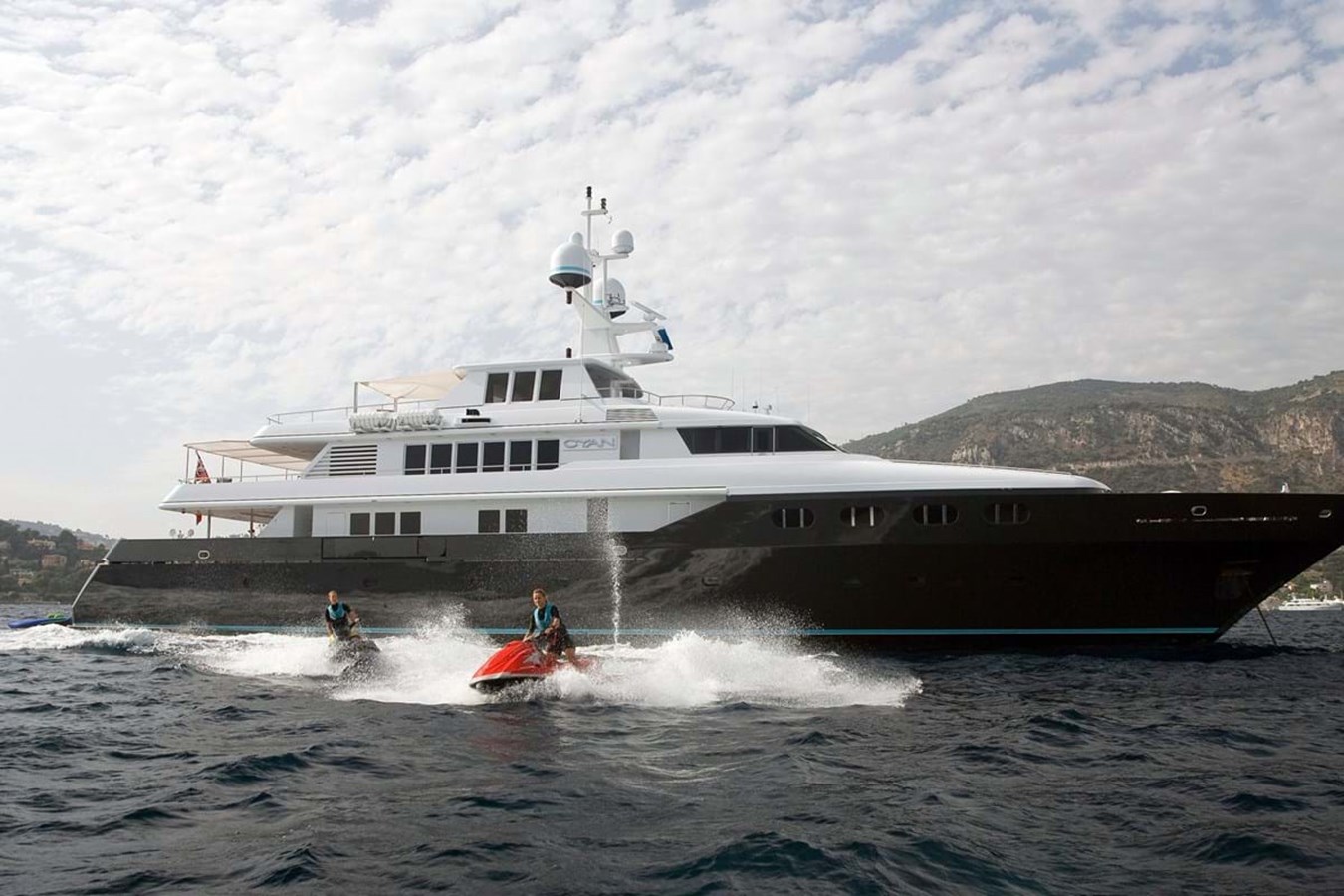https://s3.amazonaws.com/boss.yatco.com/ForCharter/Vessel/Photo/3834/large_42212.jpg
