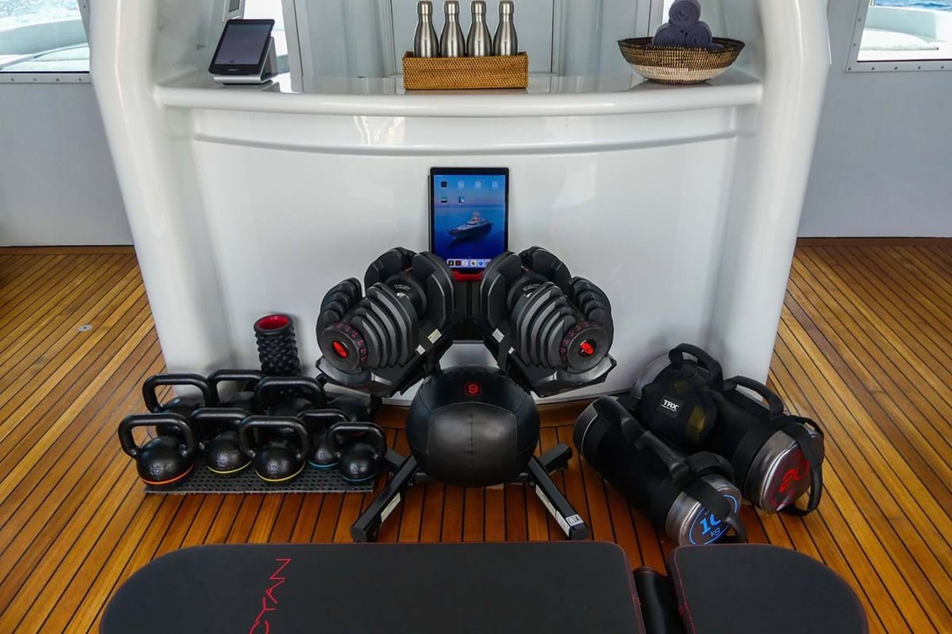 https://s3.amazonaws.com/boss.yatco.com/ForCharter/Vessel/Photo/3834/large_42229.jpg