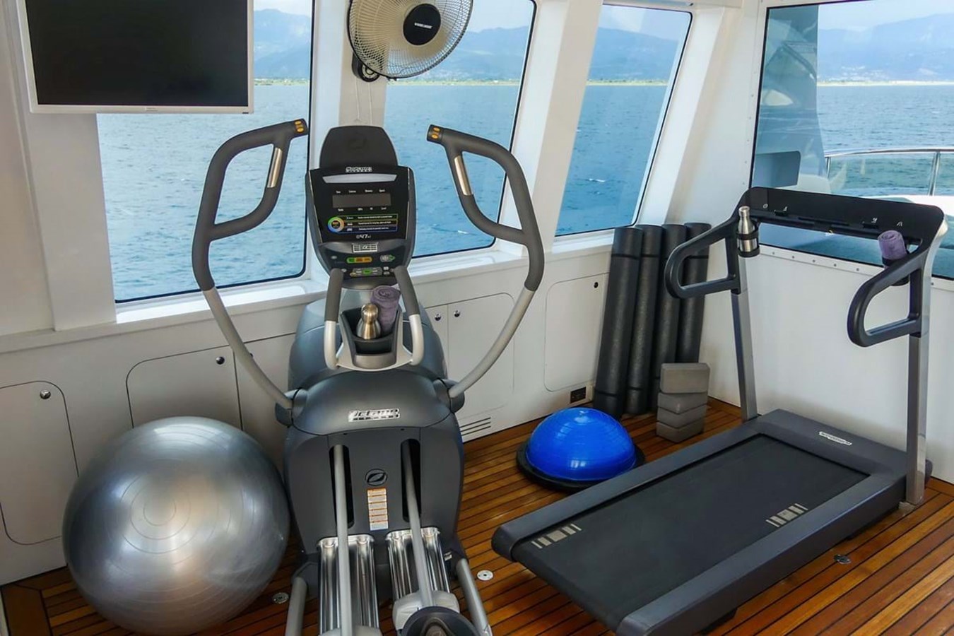 https://s3.amazonaws.com/boss.yatco.com/ForCharter/Vessel/Photo/3834/large_42230.jpg