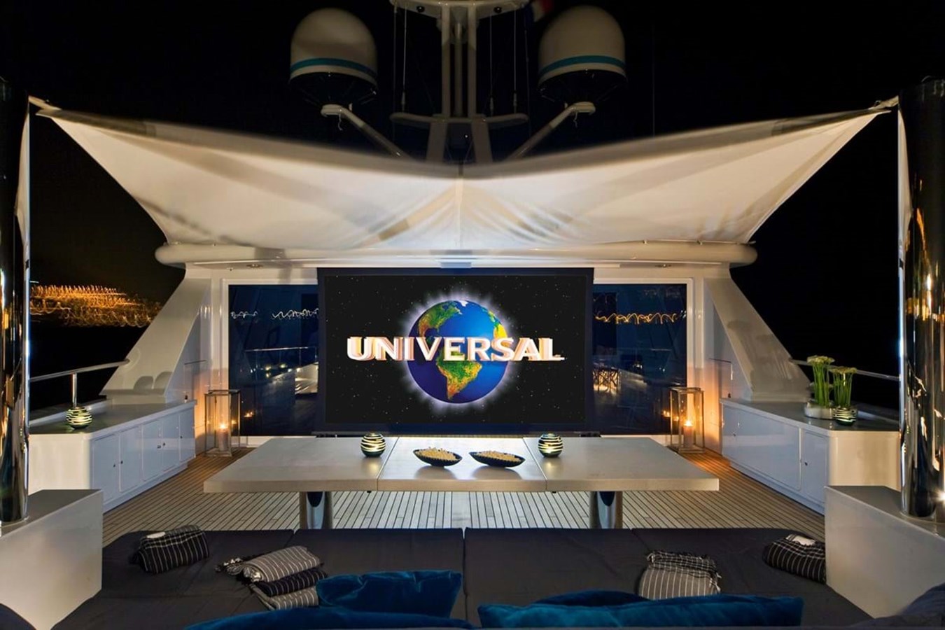 https://s3.amazonaws.com/boss.yatco.com/ForCharter/Vessel/Photo/3834/large_42231.jpg