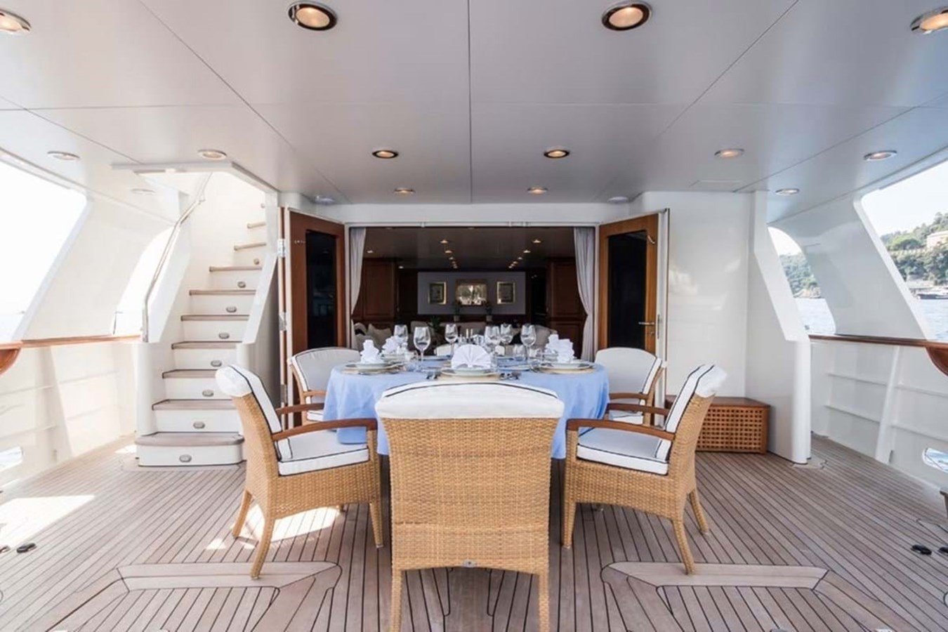 https://s3.amazonaws.com/boss.yatco.com/ForCharter/Vessel/Photo/3840/large_42630.jpg