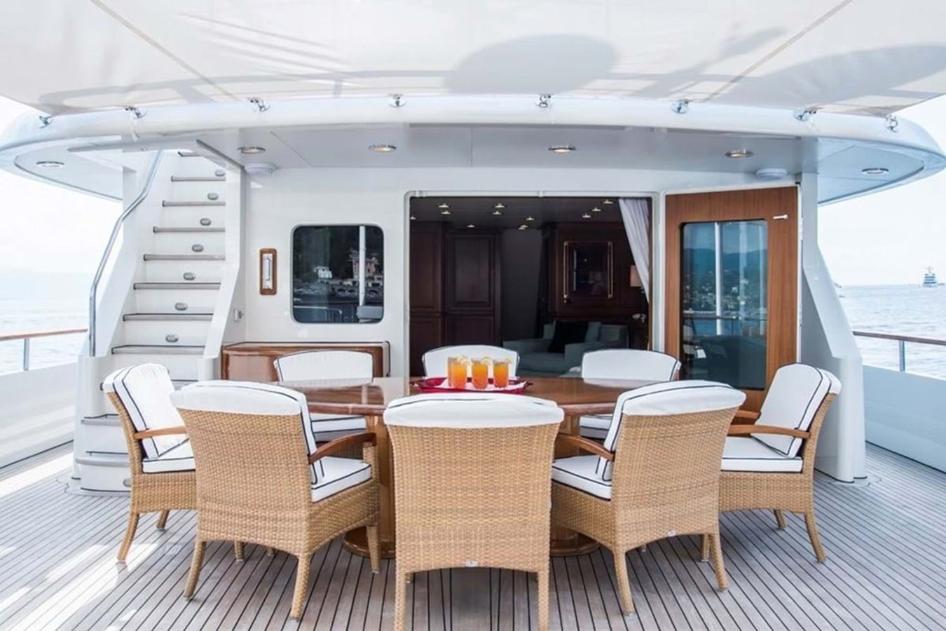 https://s3.amazonaws.com/boss.yatco.com/ForCharter/Vessel/Photo/3840/large_42631.jpg