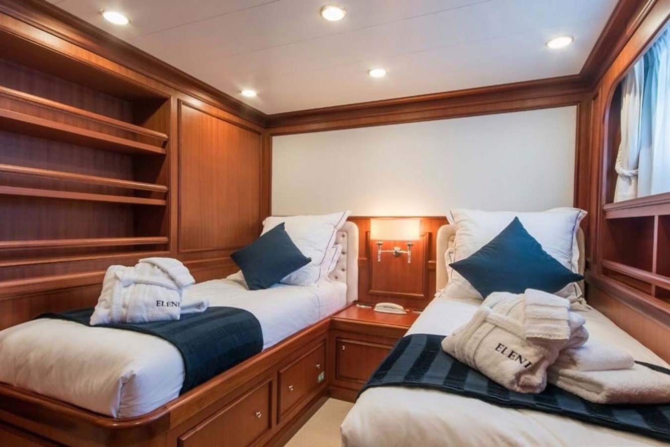 https://s3.amazonaws.com/boss.yatco.com/ForCharter/Vessel/Photo/3840/large_42632.jpg