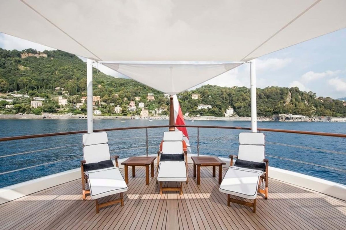 https://s3.amazonaws.com/boss.yatco.com/ForCharter/Vessel/Photo/3840/large_42634.jpg