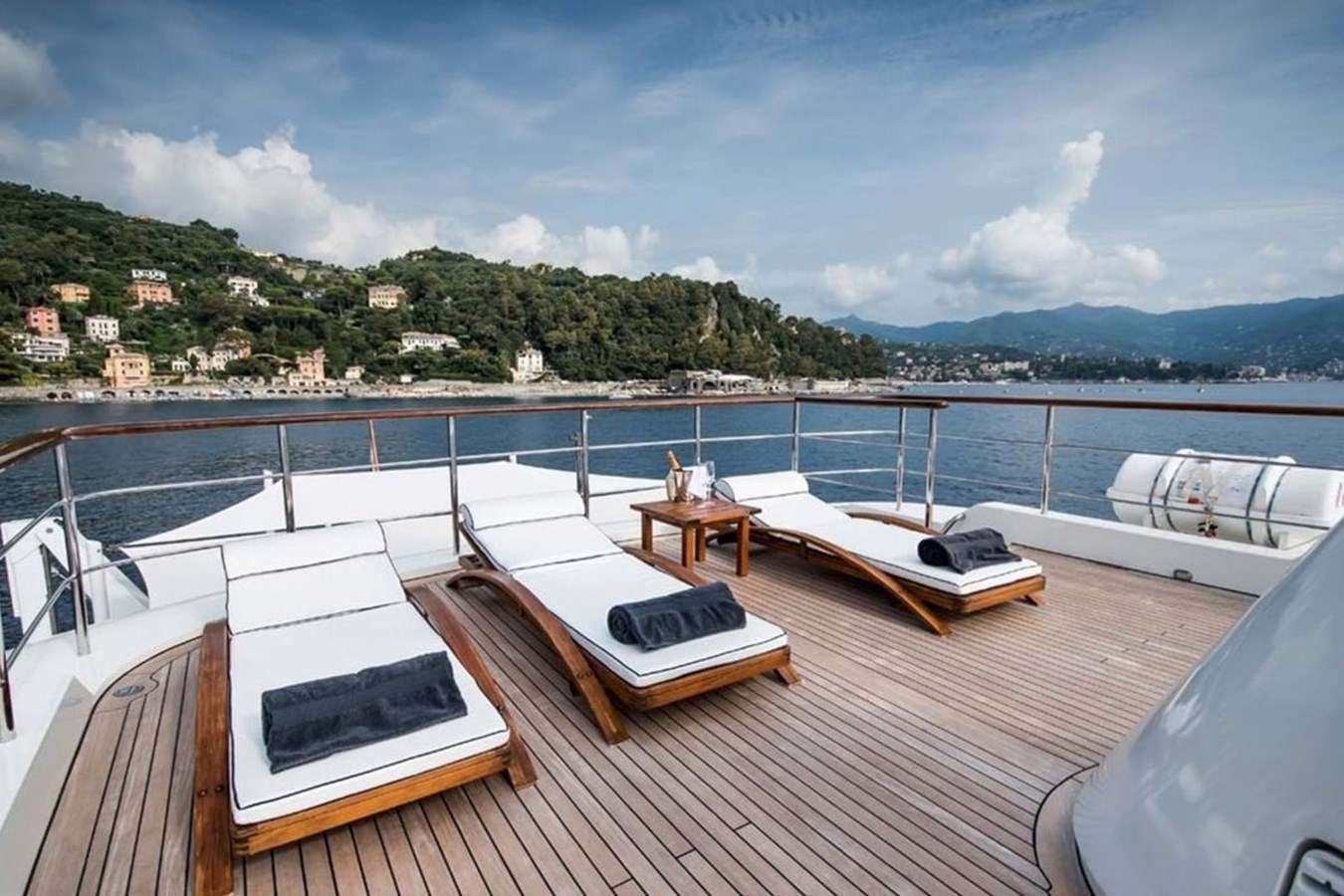 https://s3.amazonaws.com/boss.yatco.com/ForCharter/Vessel/Photo/3840/large_42635.jpg