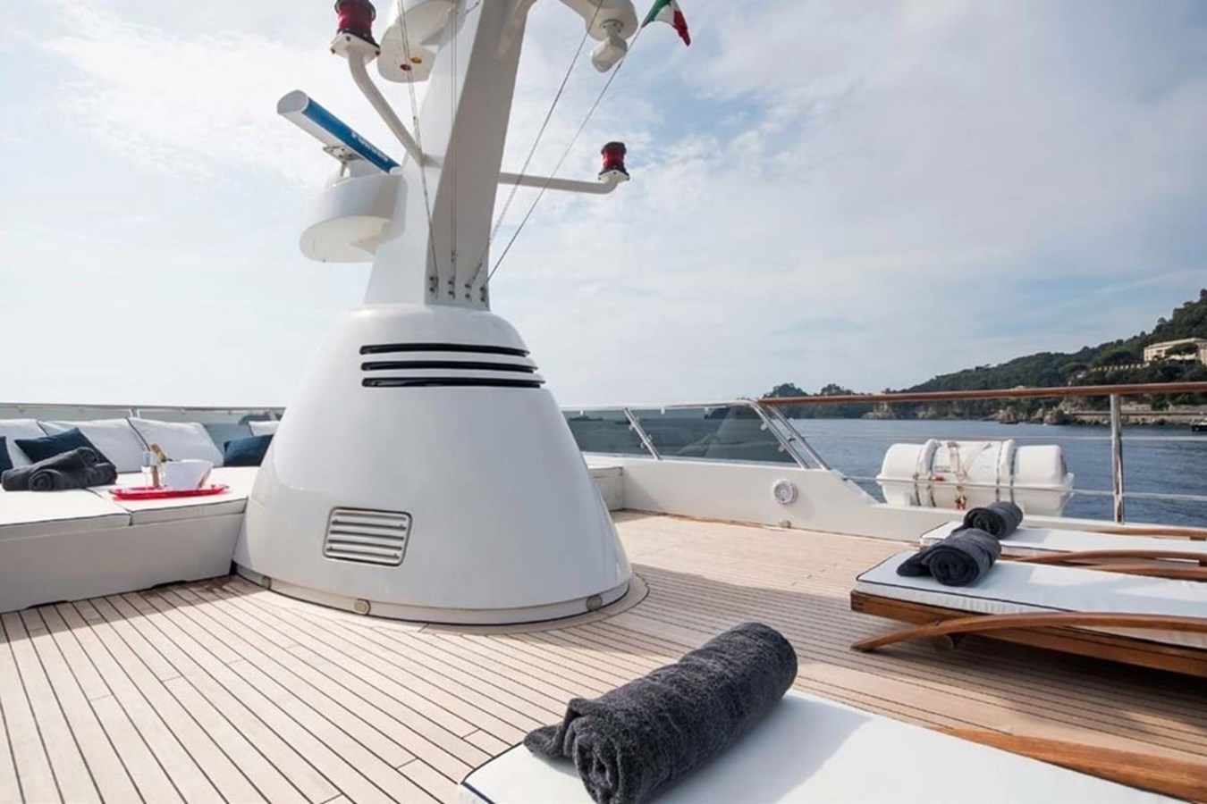 https://s3.amazonaws.com/boss.yatco.com/ForCharter/Vessel/Photo/3840/large_42636.jpg
