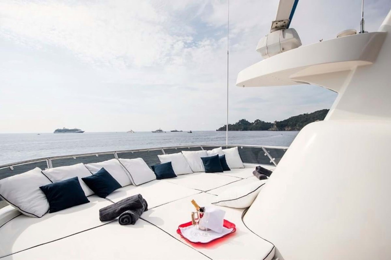 https://s3.amazonaws.com/boss.yatco.com/ForCharter/Vessel/Photo/3840/large_42637.jpg
