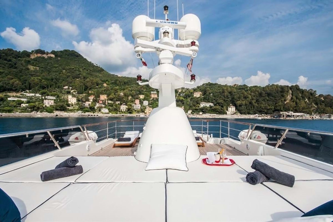 https://s3.amazonaws.com/boss.yatco.com/ForCharter/Vessel/Photo/3840/large_42638.jpg