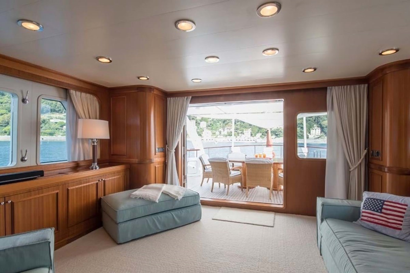 https://s3.amazonaws.com/boss.yatco.com/ForCharter/Vessel/Photo/3840/large_42639.jpg