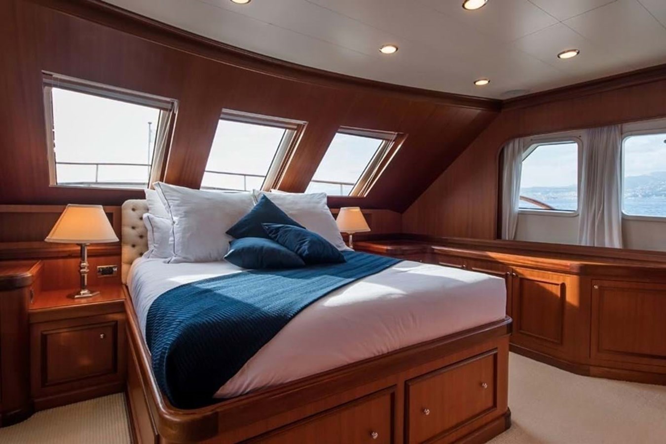 https://s3.amazonaws.com/boss.yatco.com/ForCharter/Vessel/Photo/3840/large_42640.jpg