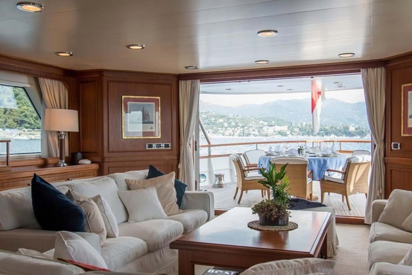 https://s3.amazonaws.com/boss.yatco.com/ForCharter/Vessel/Photo/3840/large_42642.jpg