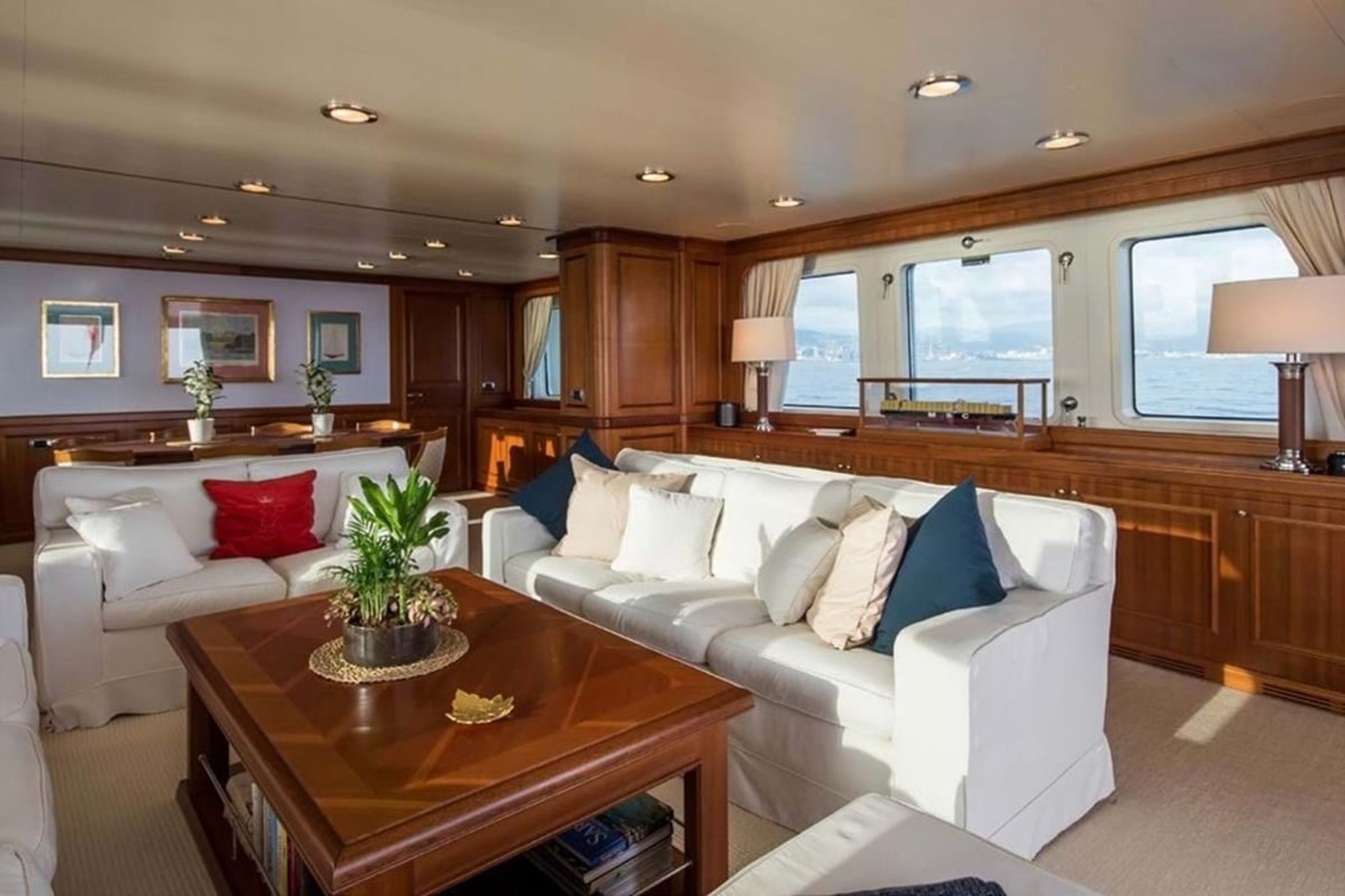 https://s3.amazonaws.com/boss.yatco.com/ForCharter/Vessel/Photo/3840/large_42643.jpg
