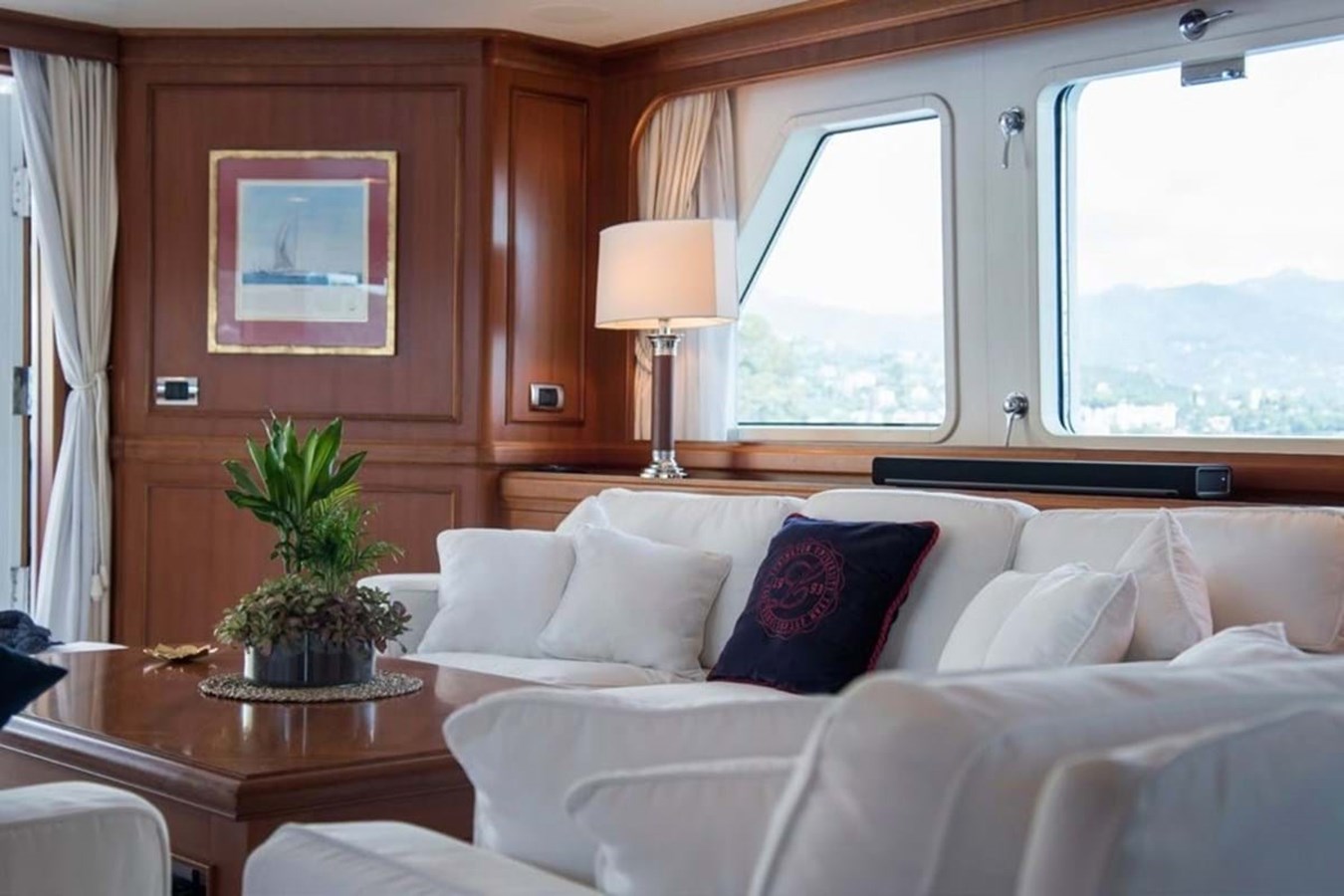 https://s3.amazonaws.com/boss.yatco.com/ForCharter/Vessel/Photo/3840/large_42644.jpg