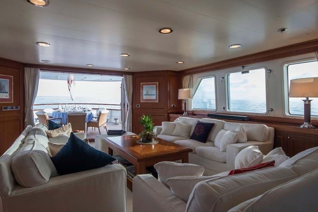 https://s3.amazonaws.com/boss.yatco.com/ForCharter/Vessel/Photo/3840/large_42645.jpg