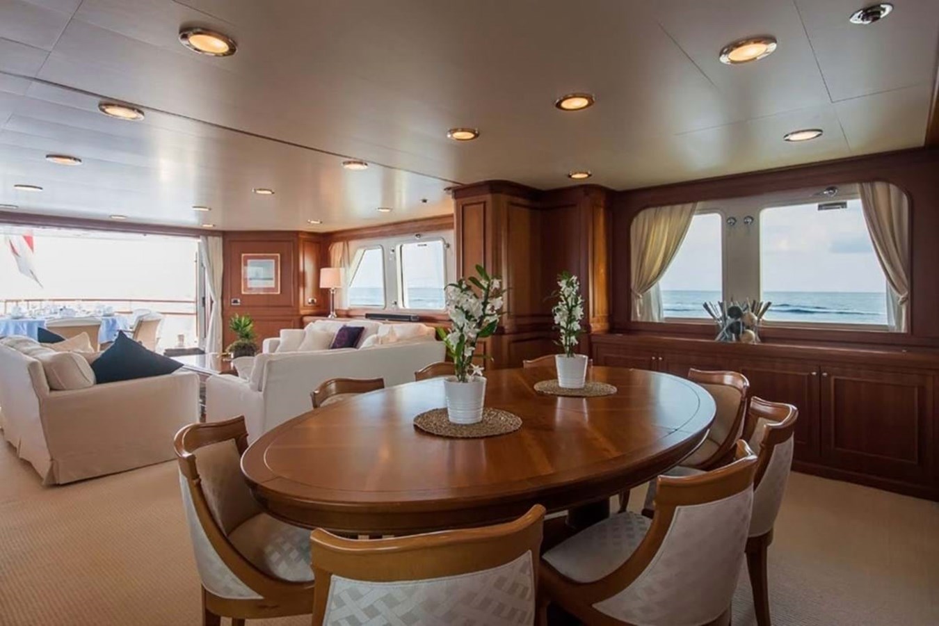 https://s3.amazonaws.com/boss.yatco.com/ForCharter/Vessel/Photo/3840/large_42646.jpg