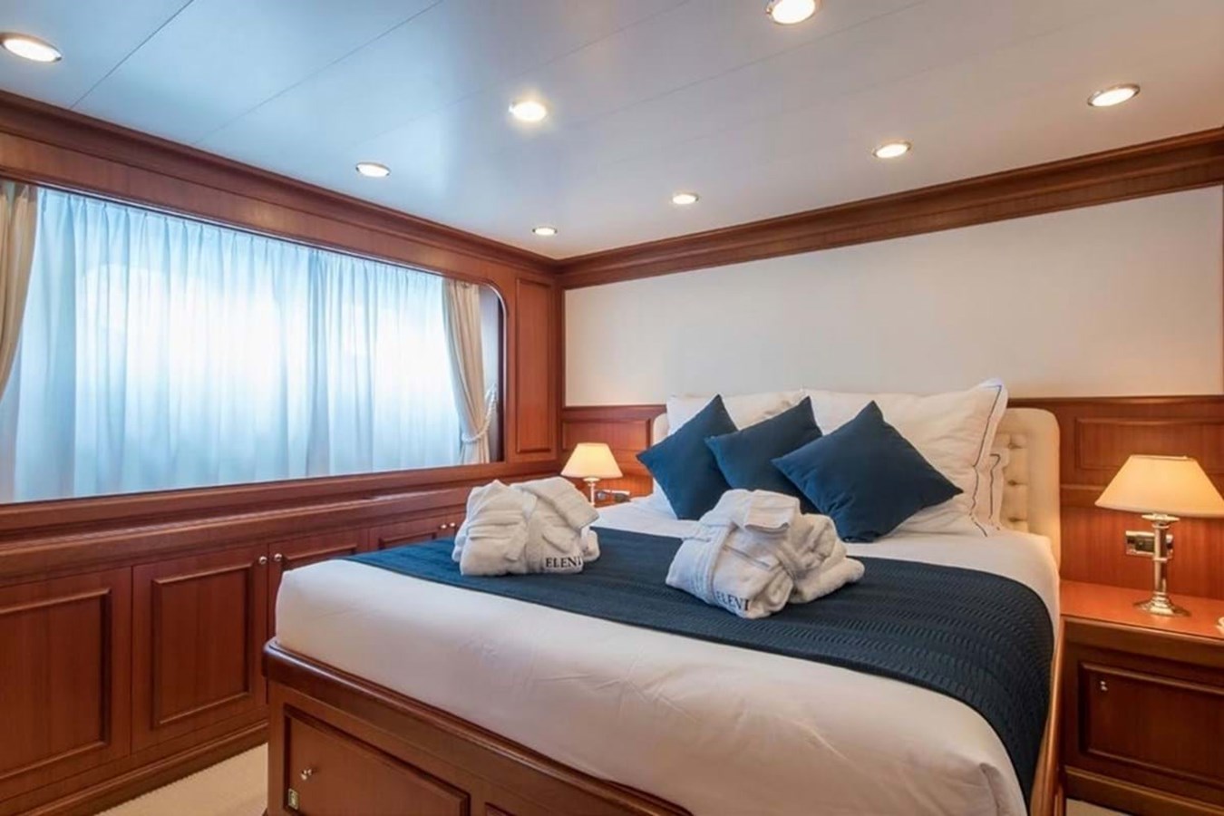 https://s3.amazonaws.com/boss.yatco.com/ForCharter/Vessel/Photo/3840/large_42648.jpg