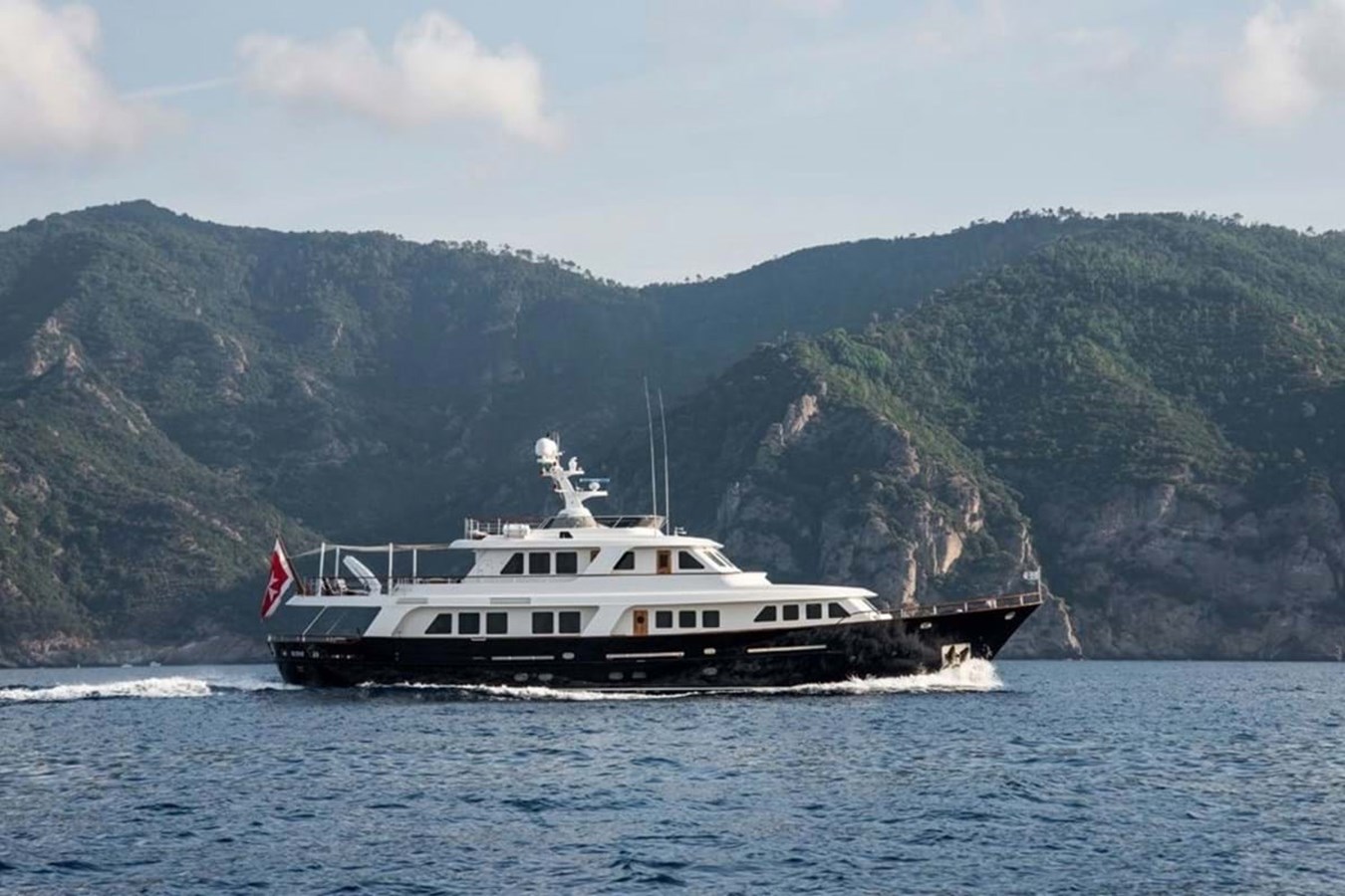 https://s3.amazonaws.com/boss.yatco.com/ForCharter/Vessel/Photo/3840/large_42649.jpg