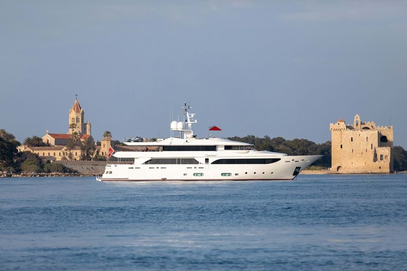 https://s3.amazonaws.com/boss.yatco.com/ForCharter/Vessel/Photo/3841/large_42675.jpg