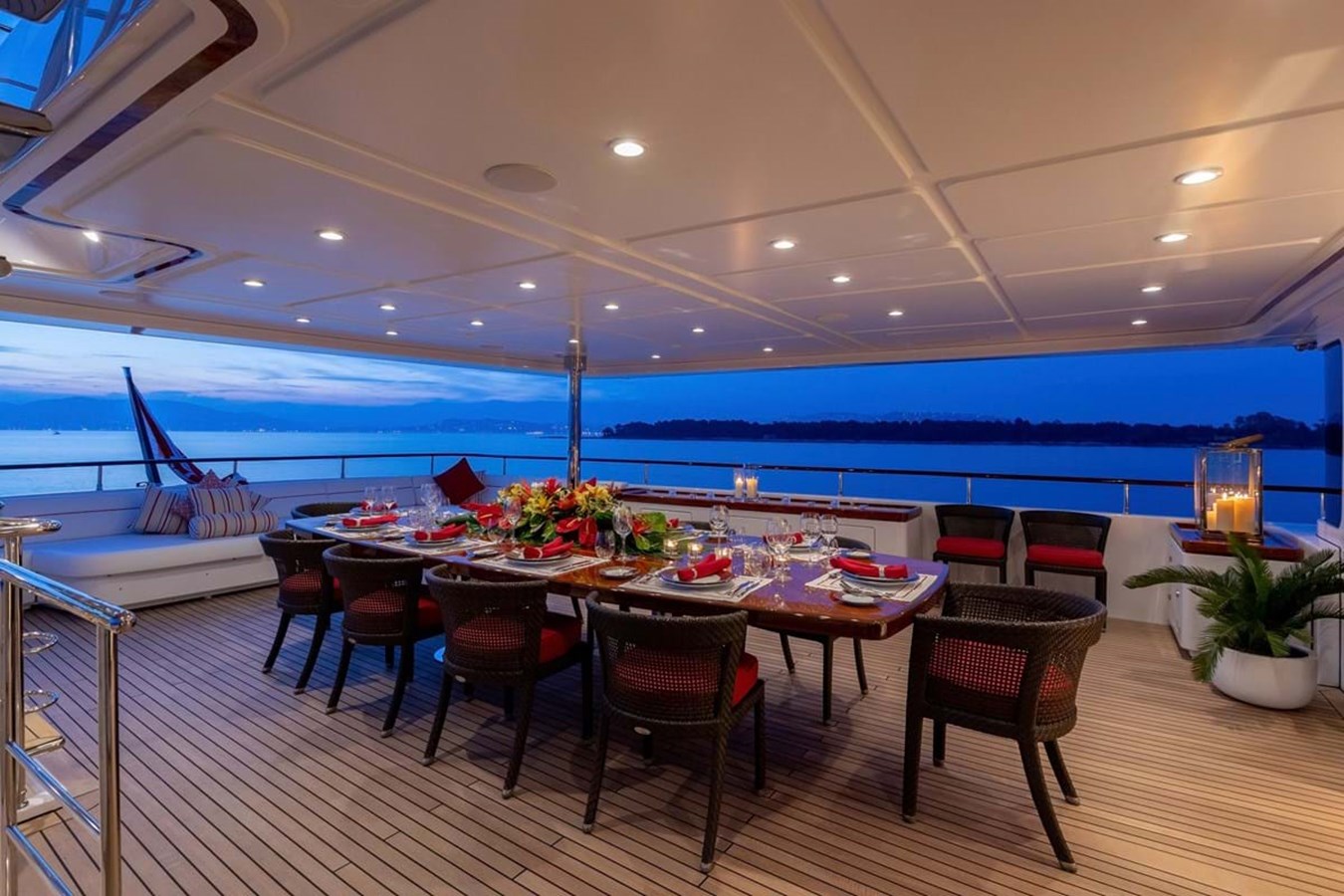 https://s3.amazonaws.com/boss.yatco.com/ForCharter/Vessel/Photo/3841/large_42677.jpg