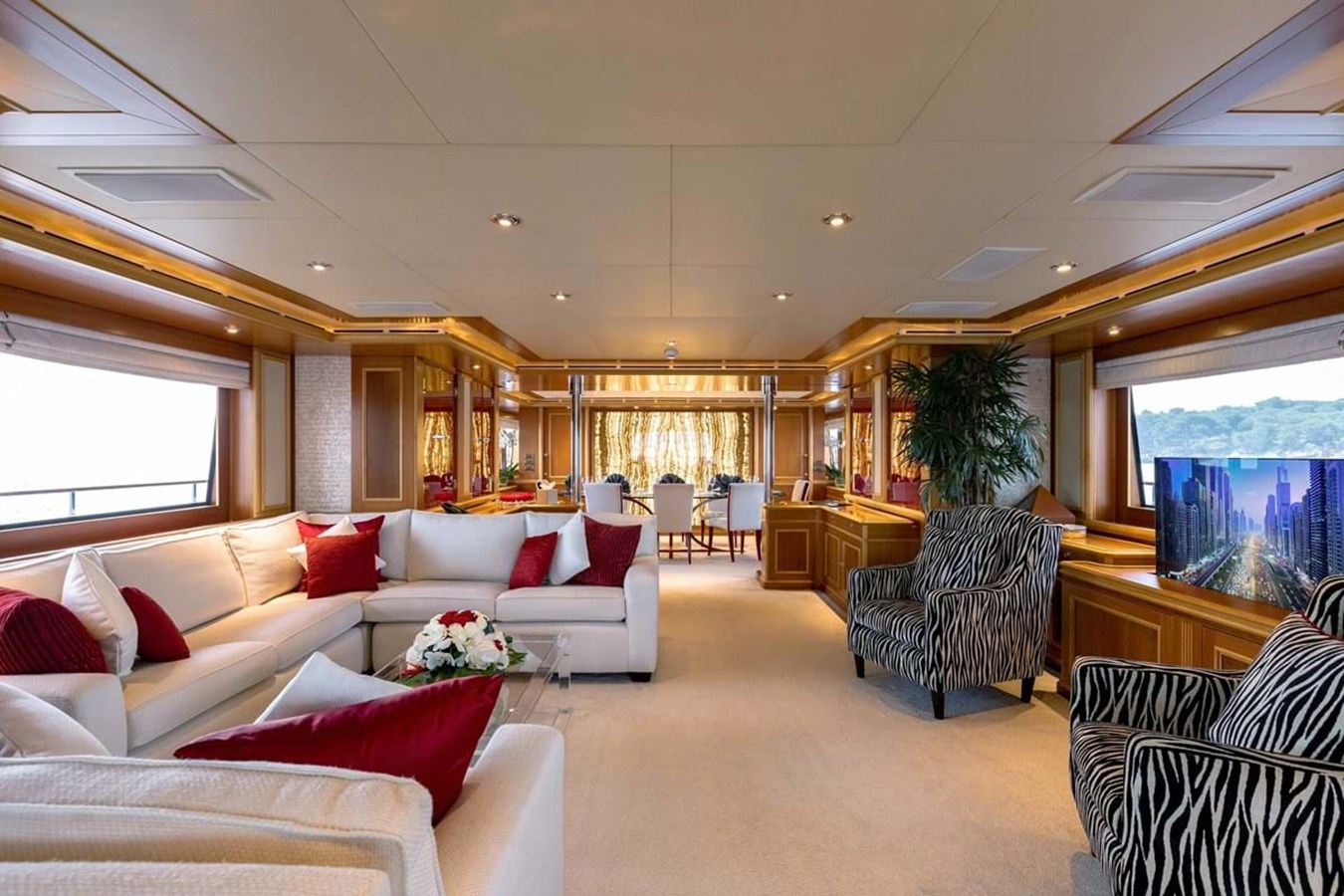 https://s3.amazonaws.com/boss.yatco.com/ForCharter/Vessel/Photo/3841/large_42685.jpg
