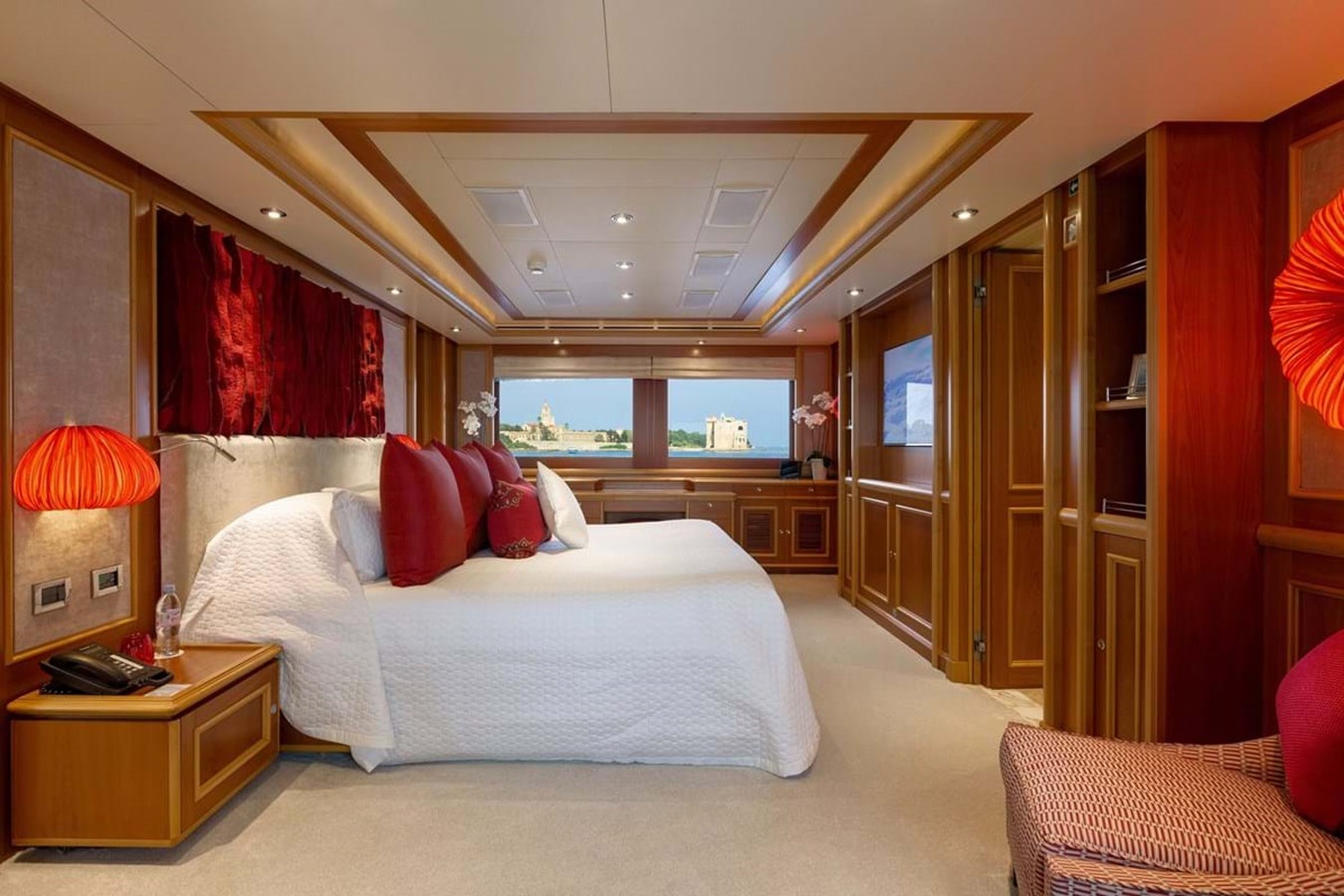 https://s3.amazonaws.com/boss.yatco.com/ForCharter/Vessel/Photo/3841/large_42686.jpg