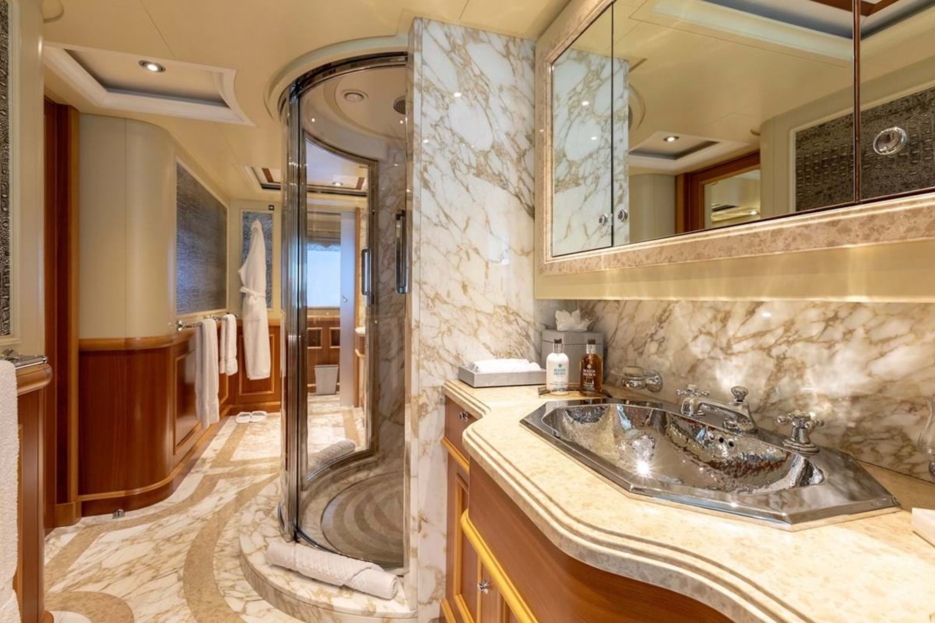 https://s3.amazonaws.com/boss.yatco.com/ForCharter/Vessel/Photo/3841/large_42687.jpg