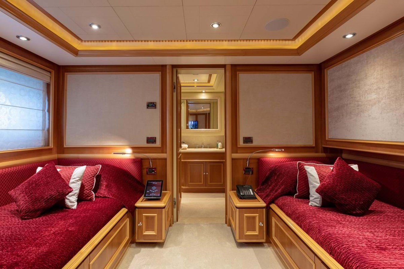 https://s3.amazonaws.com/boss.yatco.com/ForCharter/Vessel/Photo/3841/large_42689.jpg