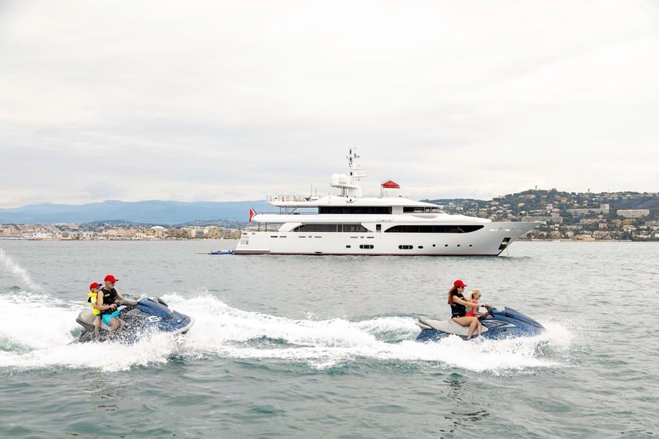 https://s3.amazonaws.com/boss.yatco.com/ForCharter/Vessel/Photo/3841/large_42693.jpg