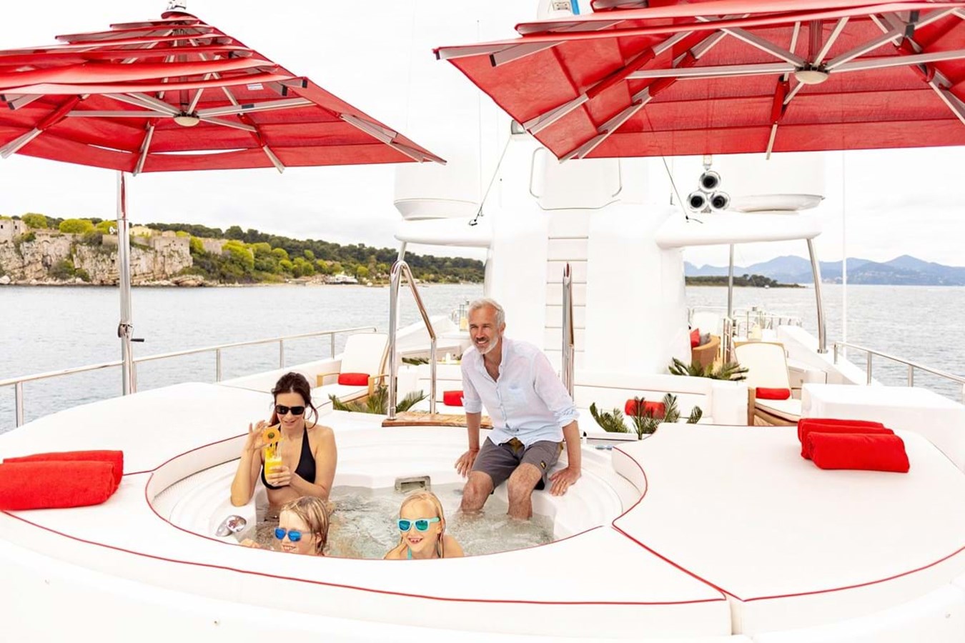 https://s3.amazonaws.com/boss.yatco.com/ForCharter/Vessel/Photo/3841/large_42694.jpg