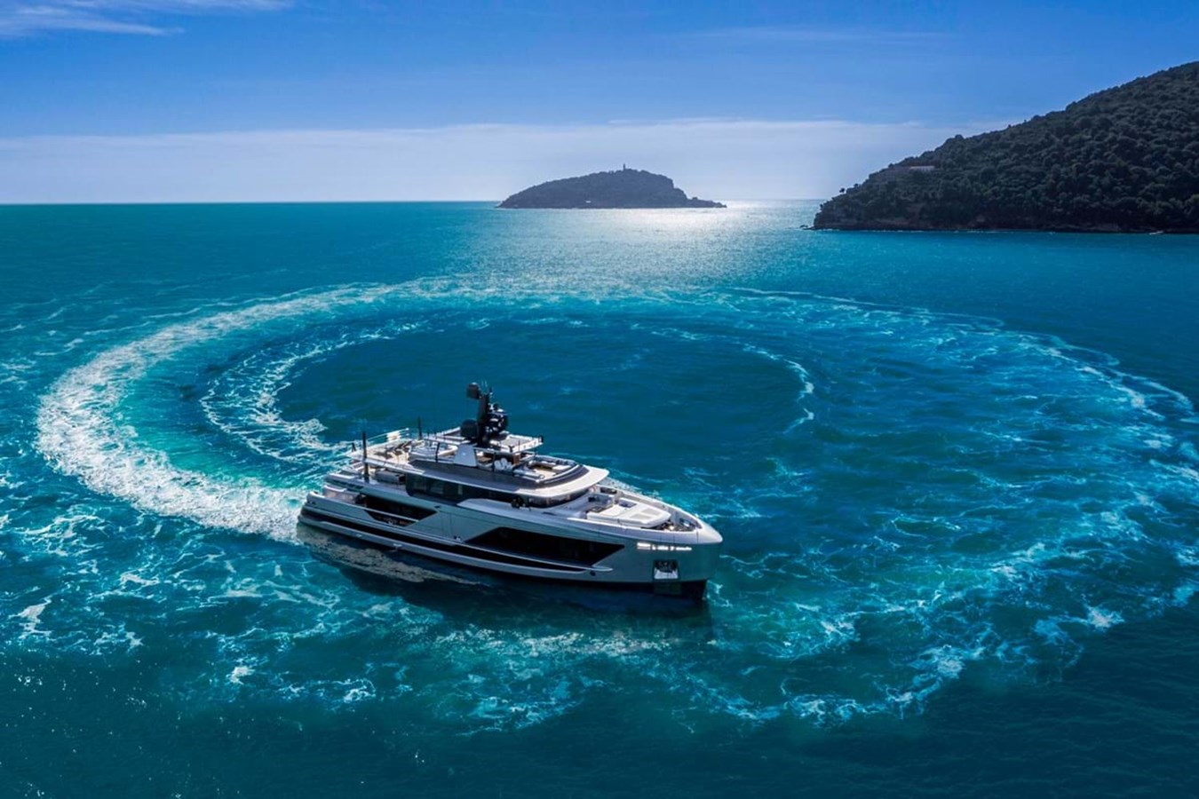 https://s3.amazonaws.com/boss.yatco.com/ForCharter/Vessel/Photo/3842/large_42835.jpg