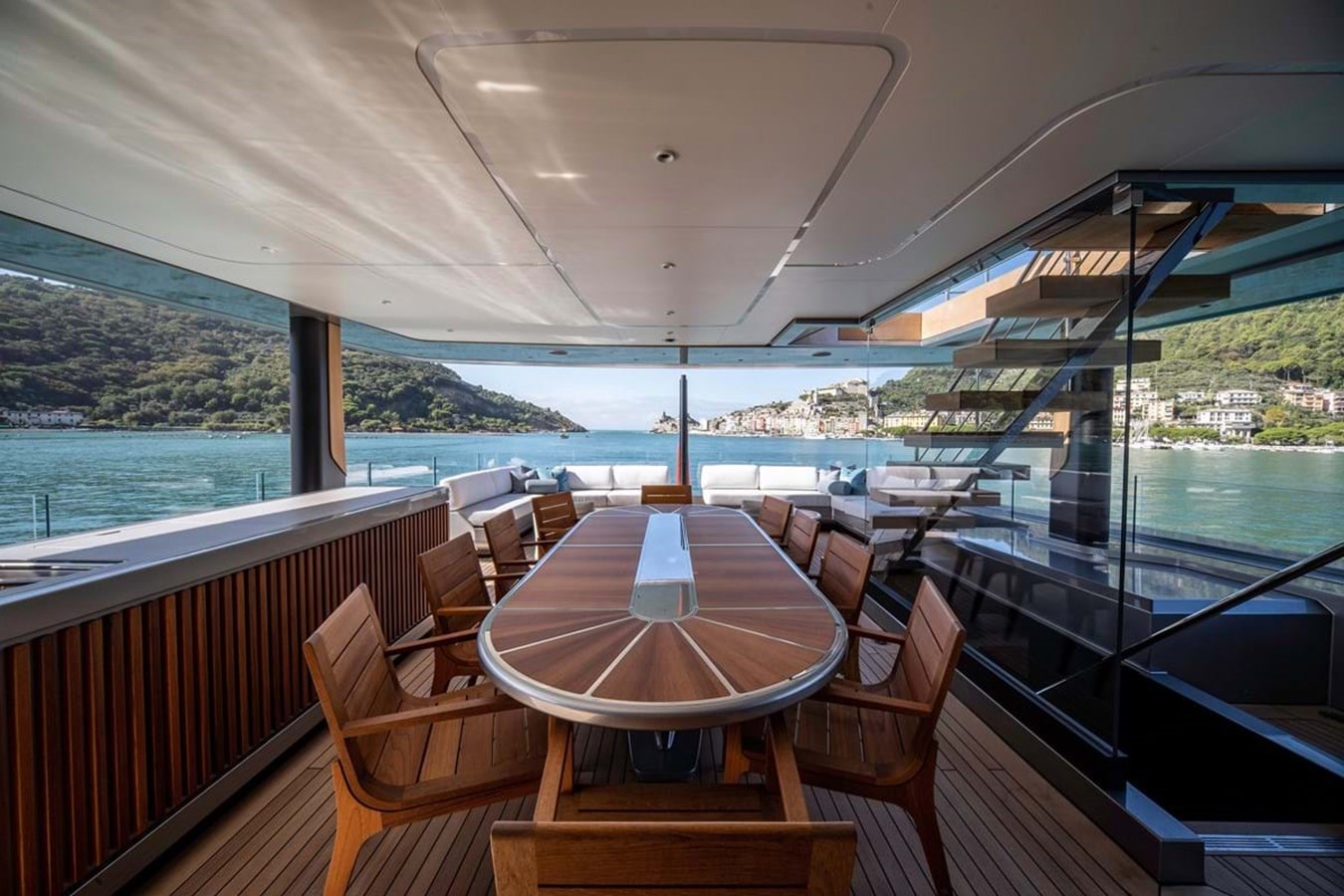 https://s3.amazonaws.com/boss.yatco.com/ForCharter/Vessel/Photo/3842/large_42849.jpg