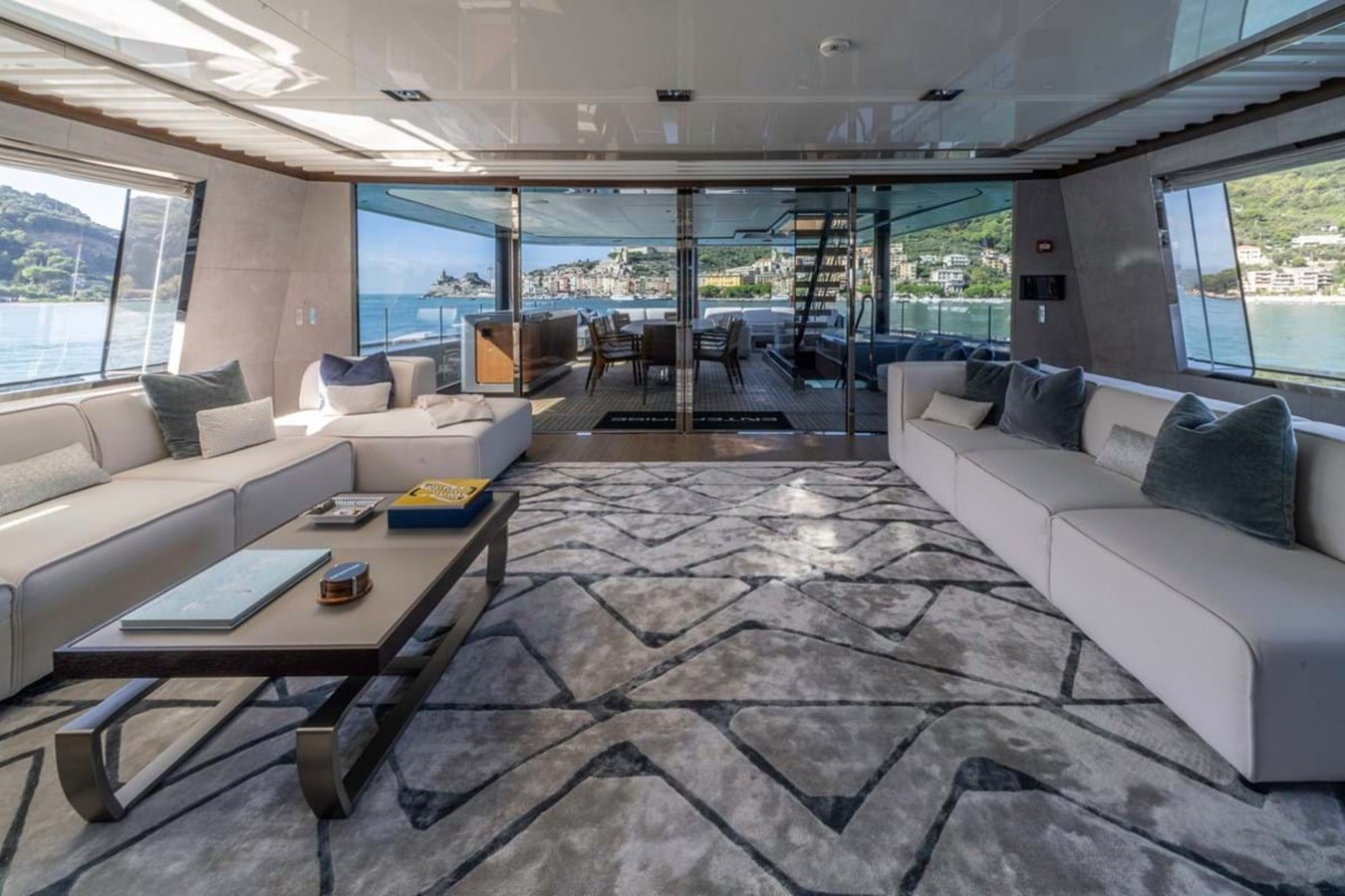 https://s3.amazonaws.com/boss.yatco.com/ForCharter/Vessel/Photo/3842/large_42850.jpg