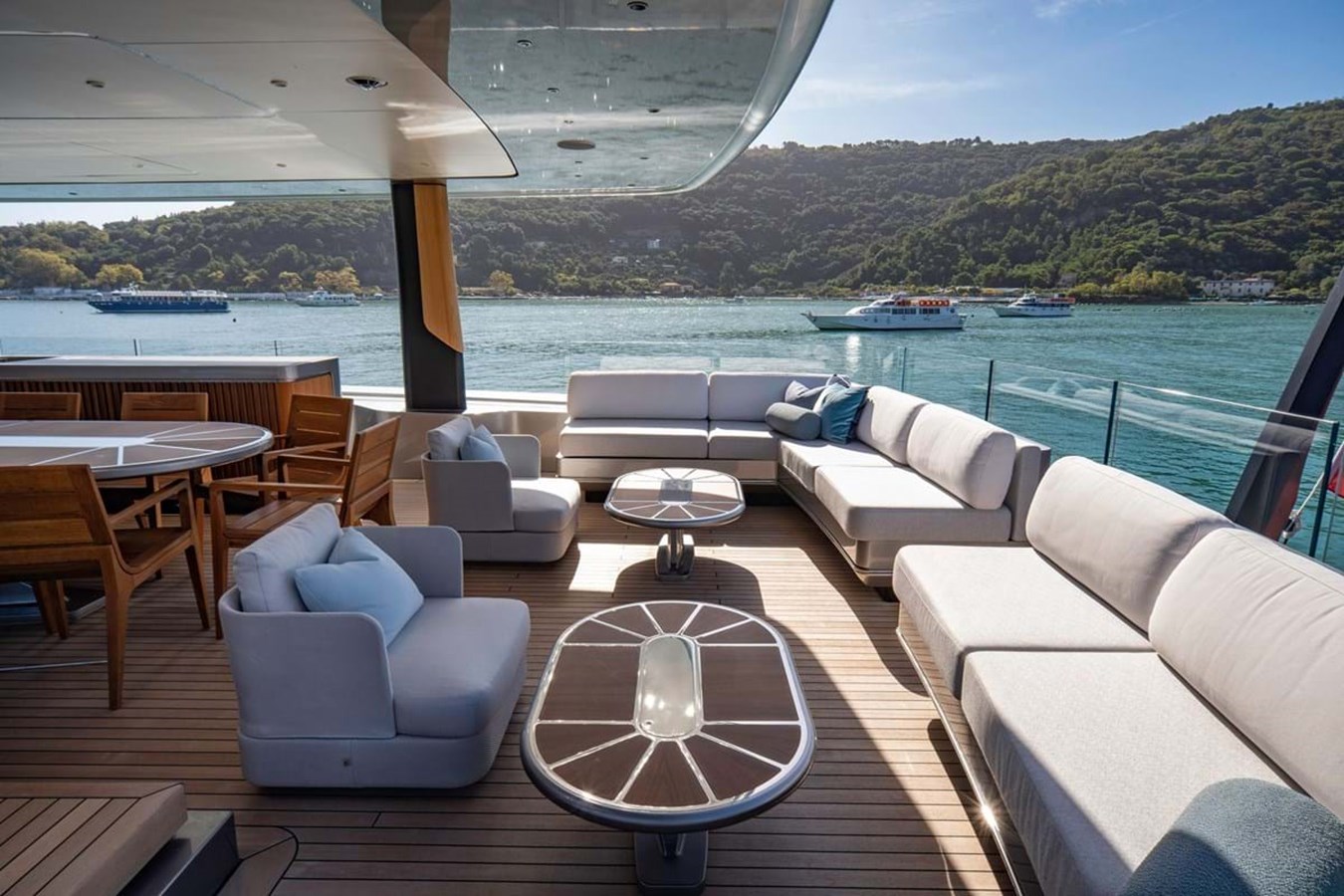 https://s3.amazonaws.com/boss.yatco.com/ForCharter/Vessel/Photo/3842/large_42851.jpg