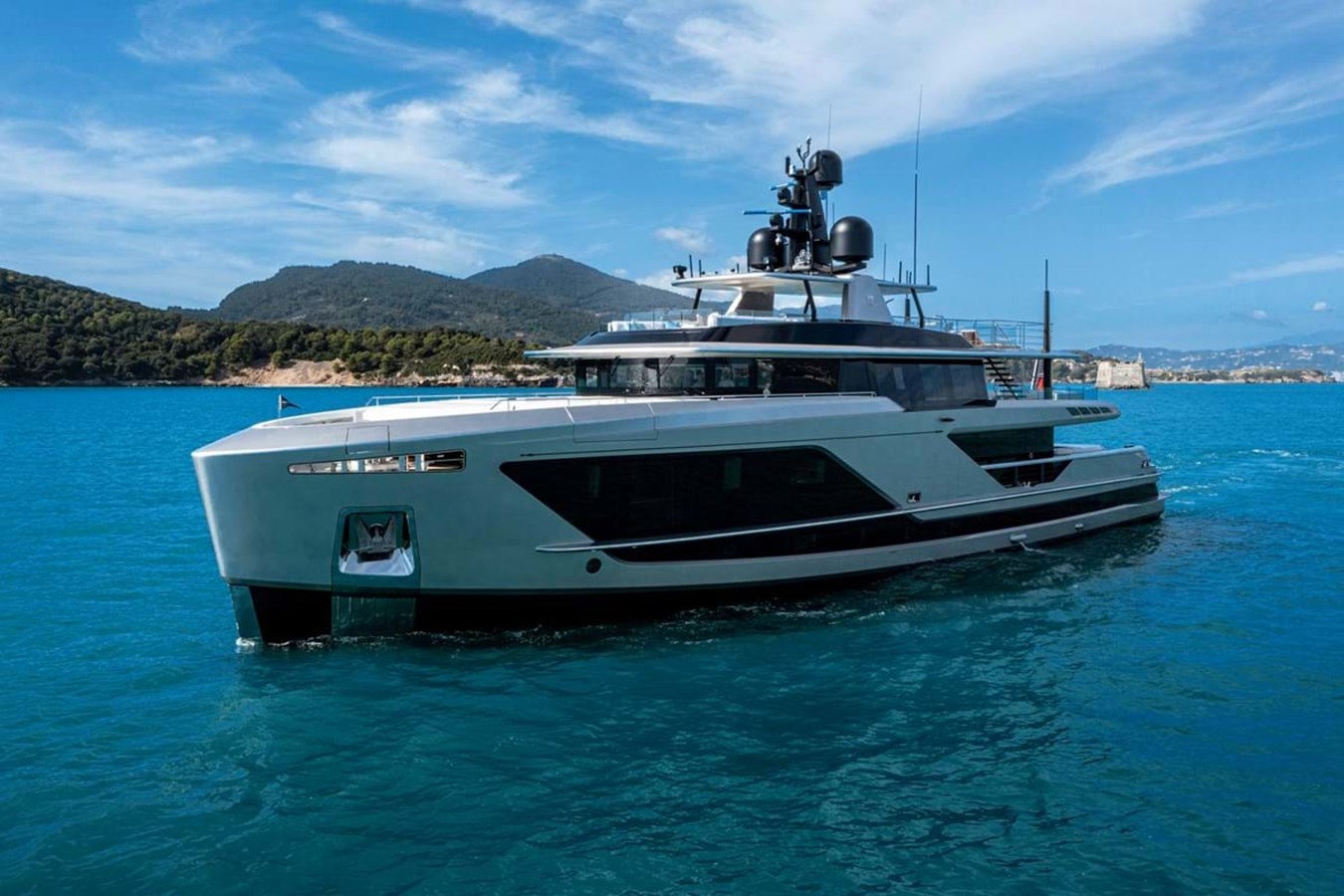 https://s3.amazonaws.com/boss.yatco.com/ForCharter/Vessel/Photo/3842/large_42856.jpg